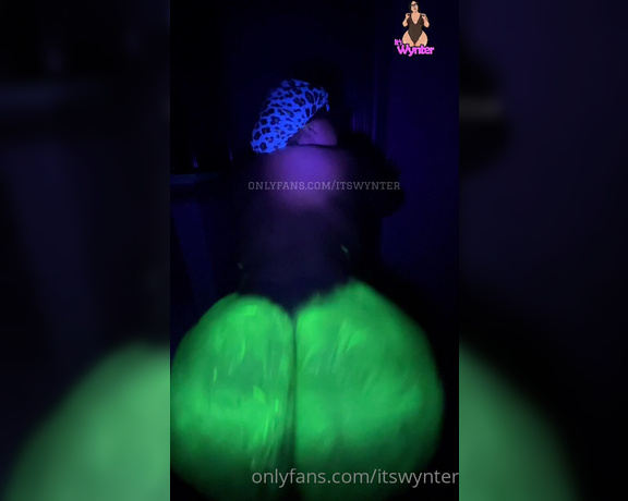 Wynter aka Itswynter OnlyFans - Glow in the dark ass
