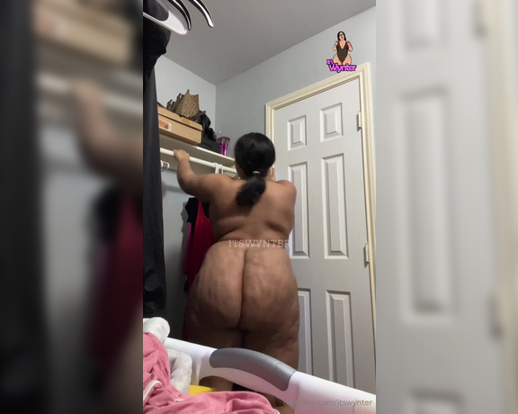 Wynter aka Itswynter OnlyFans - Clapping in my closet