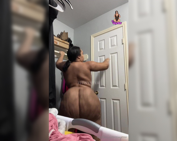 Wynter aka Itswynter OnlyFans - Clapping in my closet