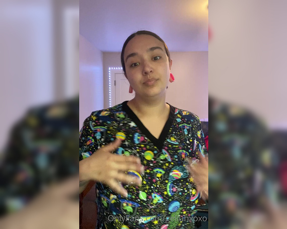 Gelluh aka Gelluhxoxo OnlyFans - Scrub top titty drop