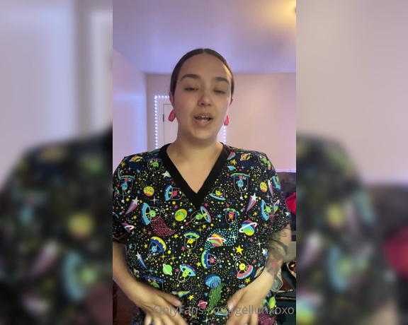 Gelluh aka Gelluhxoxo OnlyFans - Scrub top titty drop