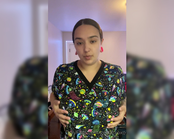 Gelluh aka Gelluhxoxo OnlyFans - Scrub top titty drop