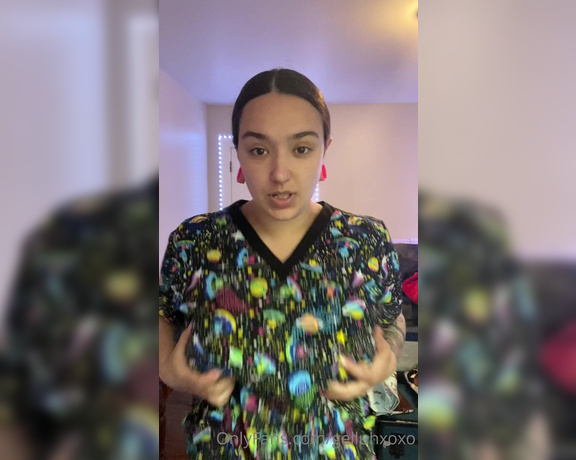 Gelluh aka Gelluhxoxo OnlyFans - Scrub top titty drop