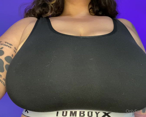 Gelluh aka Gelluhxoxo OnlyFans - Sports bra drop