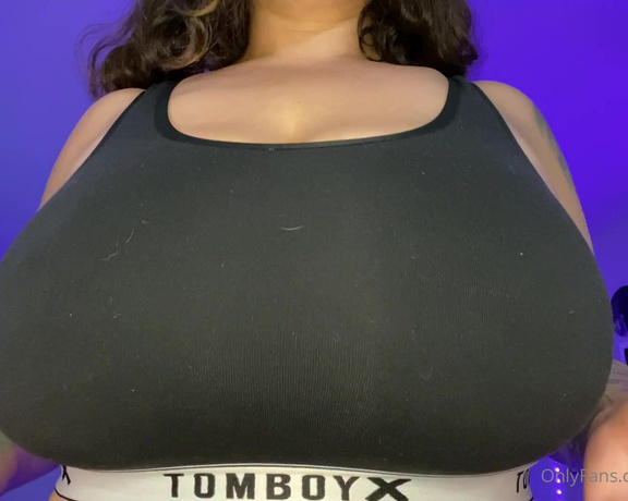 Gelluh aka Gelluhxoxo OnlyFans - Sports bra drop