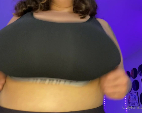 Gelluh aka Gelluhxoxo OnlyFans - Sports bra drop