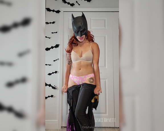 Sushii Xhyvette aka Sushiixhyvette OnlyFans - Batgirl needs to get into a well guarded club in order to detain her perp but, they wont let her