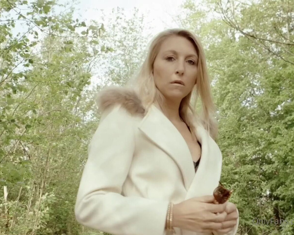 Elise Van Vlaanderen -  New teaser A little walk in the forest Just me, m