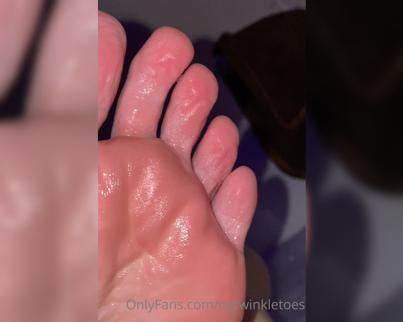 WaifuFeetMilk -  Bubble baths and lotioned up soles