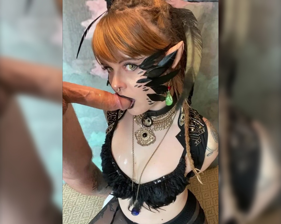 Olivia Jarden - cosplayer is also artist with her throat