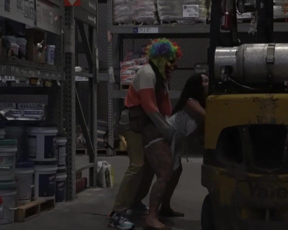 Queen Rogue - QUEEN ROGUE AND CLOWN FUCK IN HOME DEPOT