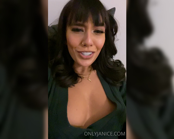 Janice Griffith aka Rejaniced OnlyFans - I kept trying to go live and the video would cut out without me even touching it! i think i might