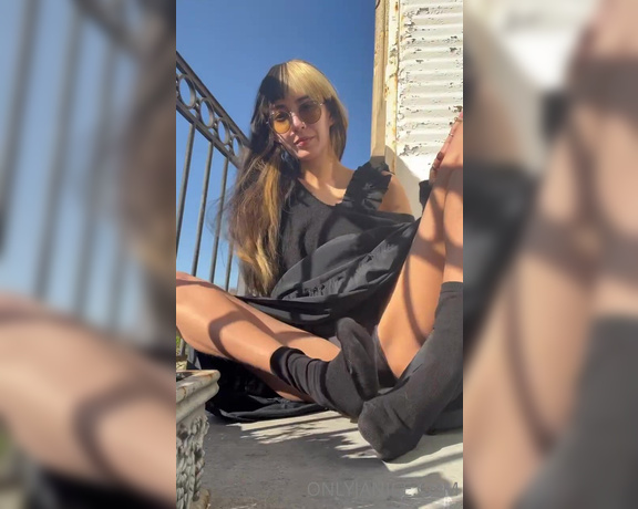 Janice Griffith aka Rejaniced OnlyFans - Flashing on a balcony in Paris