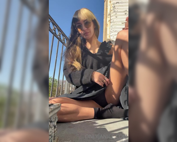 Janice Griffith aka Rejaniced OnlyFans - Flashing on a balcony in Paris