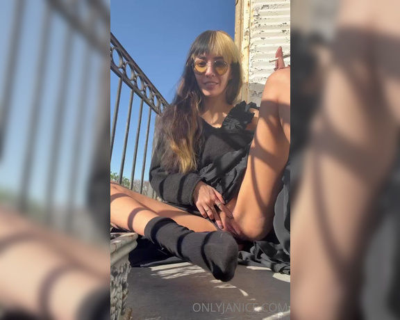 Janice Griffith aka Rejaniced OnlyFans - Flashing on a balcony in Paris