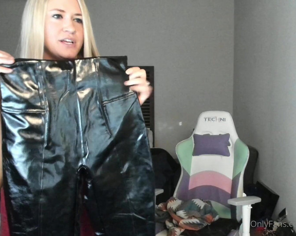 Only Fangs aka Itsonlyfangs OnlyFans - I got some new leggings plus a leather pair and I wanted to try them on!! One pair is REALLY see thr