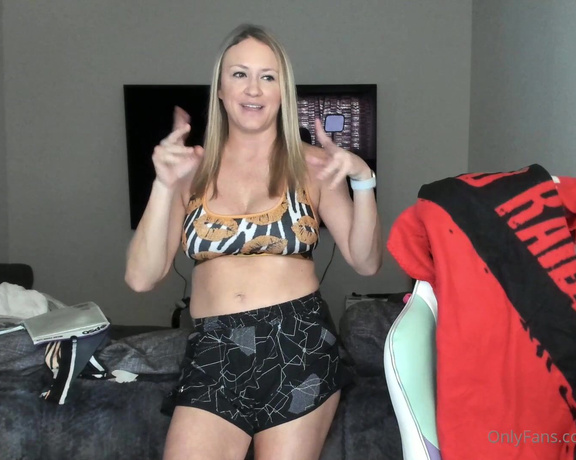 Only Fangs aka Itsonlyfangs OnlyFans - The had a HUGE sale at PSD for their sports bras and I had to do a haul! There is a nice BTS in the