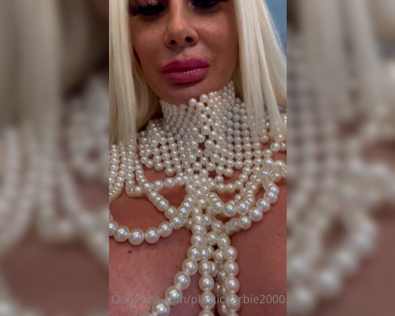 Bombshell Skyler aka Plasticbarbie2000 OnlyFans - Who doesn’t love pearls on a bimbo