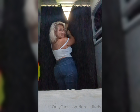 Lorelei Finds aka Loreleifinds OnlyFans - Well this just happened Lol Ive been sitting here waiting for over 3 hours to get loaded And I