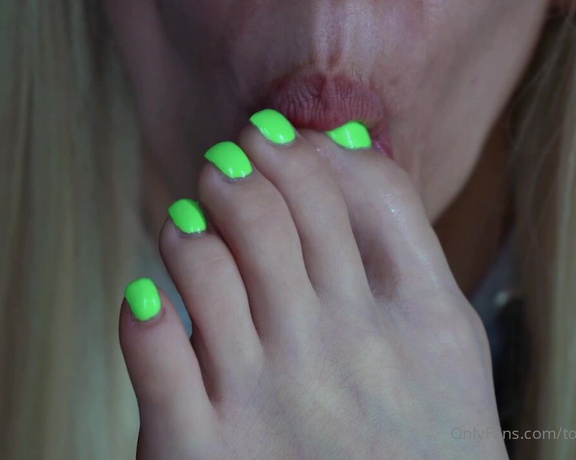 Toetally Devine -  Get in my mouth  Tags green pedi, neon pedi, foot worship, FW, SFW, self foot worshi