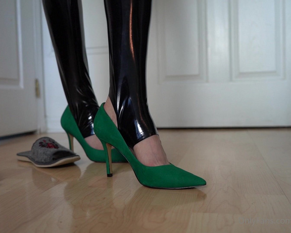 Toetally Devine -  Black PVC stirrup leggings w green pumps