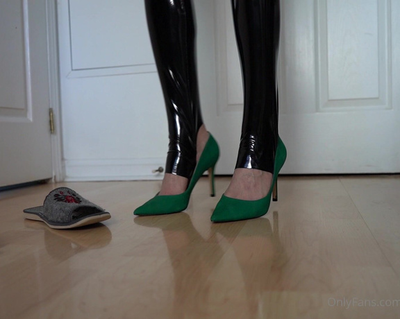 Toetally Devine -  Black PVC stirrup leggings w green pumps