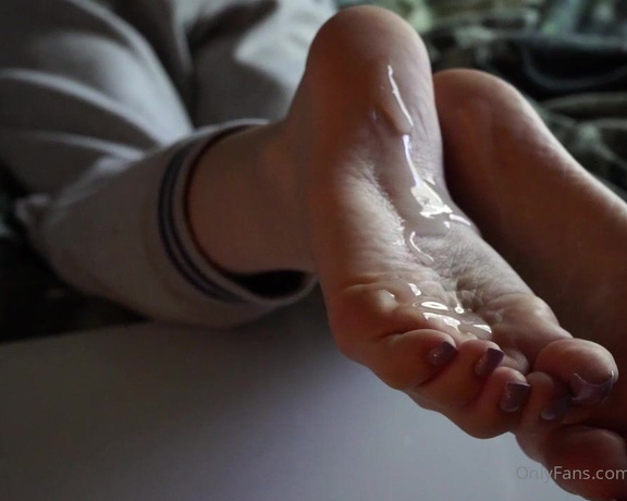 Toetally Devine -  Cummy feet quickvid