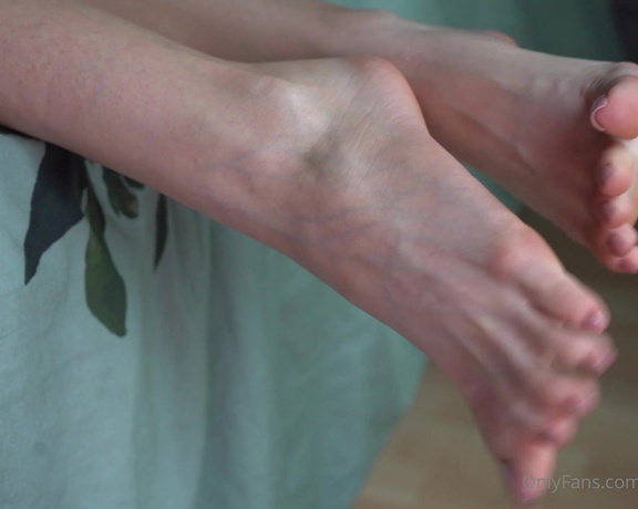 Toetally Devine -  Toe wiggling and vein worship