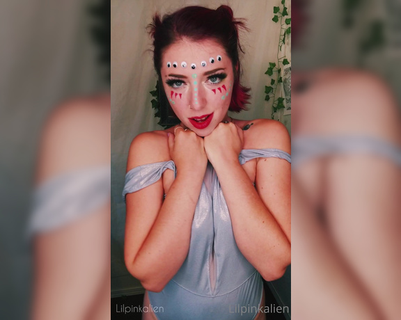 Lilpinkalien -  Really showing my alien side The full minute video features lots of nerdy dirty talk