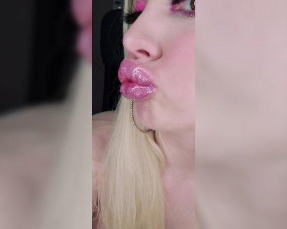 Vivian Rose aka Vivianroseofficial OnlyFans - Lipgloss Application and kisses Video Since many of you voted for Videos in the latest poll, I
