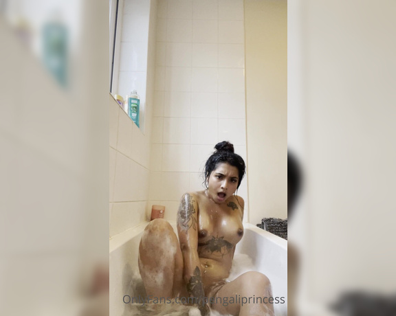 Yasmina Khan aka Pengaliprincess OnlyFans - Steaming up cos my pussy too hot to handle