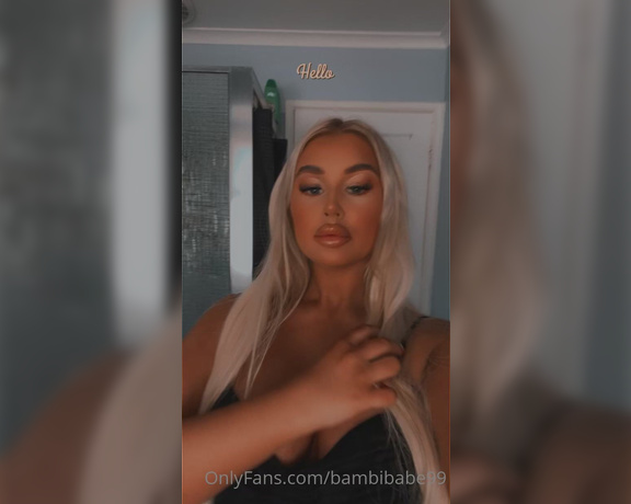 Curvy Aussie babe aka Bambibabe99 OnlyFans - Too risky for town