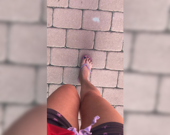 Dolly Fox aka Dollyfoxvip OnlyFans - Perfect feet out for a walk