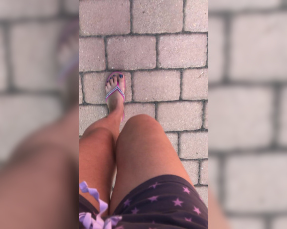 Dolly Fox aka Dollyfoxvip OnlyFans - Perfect feet out for a walk