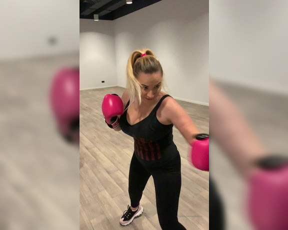 Dolly Fox aka Dollyfoxvip OnlyFans - Boxing Boobies