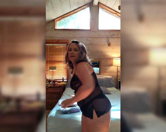 Hang with Beth aka Hangwithbeth OnlyFans - Stream started at 10032023 0337 pm Choosing what color butt plug