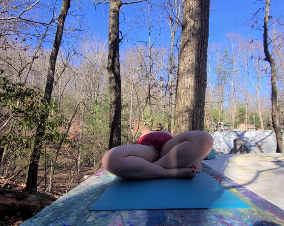 Hang with Beth aka Hangwithbeth OnlyFans - This is the uncut footage of the yoga video on youtube