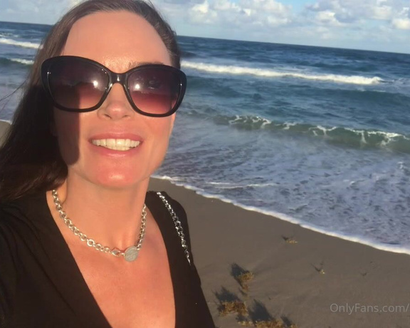 Diamond Foxxx aka Diamond_foxxx OnlyFans - This is a clip from a year ago but some guys have ask to see the beach where I live XOXOXO