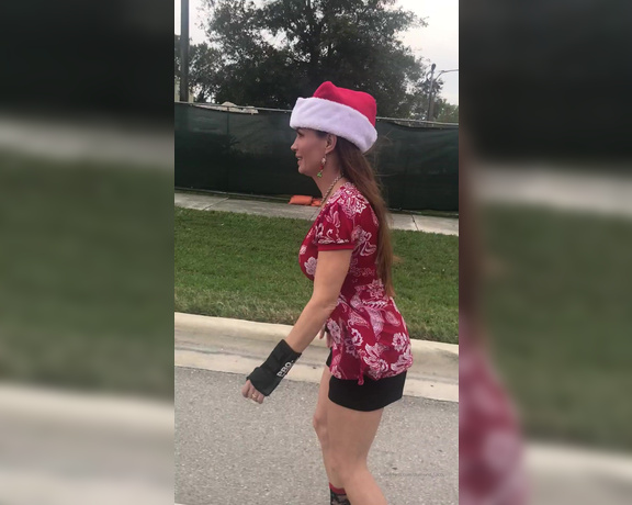 Diamond Foxxx aka Diamond_foxxx OnlyFans - I love skating and Christmas!