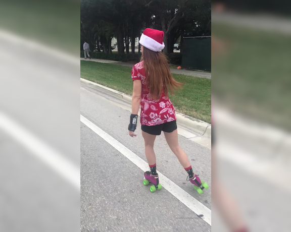 Diamond Foxxx aka Diamond_foxxx OnlyFans - I love skating and Christmas!