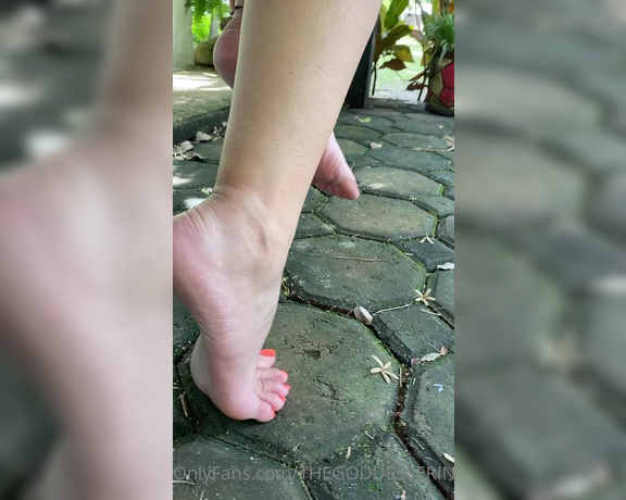 TheGoddessErin -  Do you like dirty soles and spying in public when you catch girls resting her barefeet lik