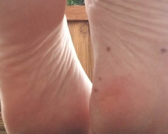 ZephiAnna -  Just a little foot POV for my foot slaves. Happy Thursday, subbies~