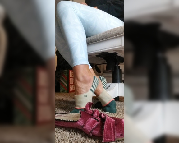 ZephiAnna -  Stinky socks out of stinky slippers