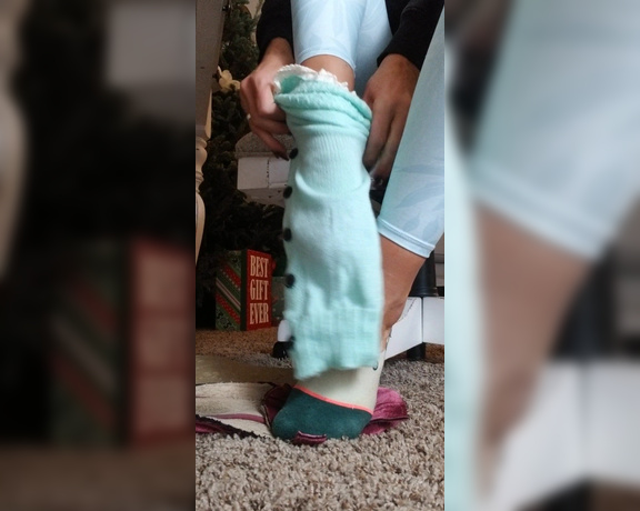 ZephiAnna -  Stinky socks out of stinky slippers