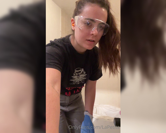 Lexie aka Lapetite OnlyFans - Let’s destroy this thingggg Got my eye protection, ear plugs and hammer! That felt so good for some