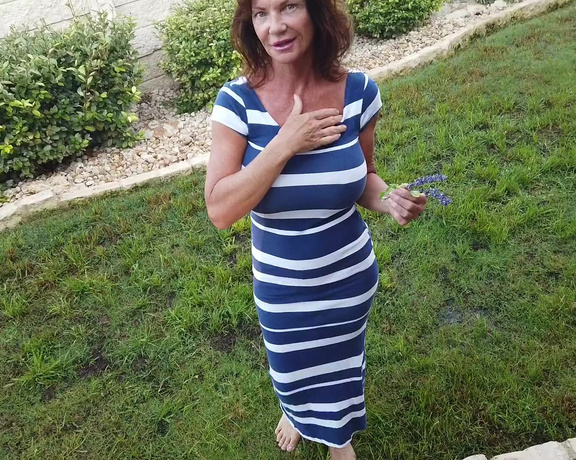 Deauxma aka Deauxma OnlyFans - Video  Walking the yard and stopping for a P break