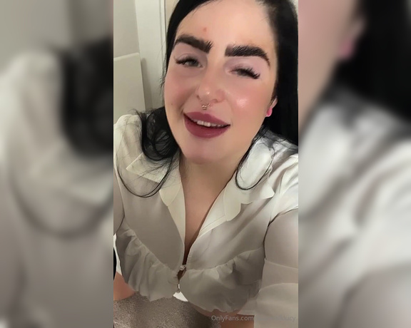 LUCY BLOWS aka Iwannafklucy OnlyFans - My mum is suuuuch a fucking prude! I see how tense my step dad is, he’s just dyyyyying to cum I can