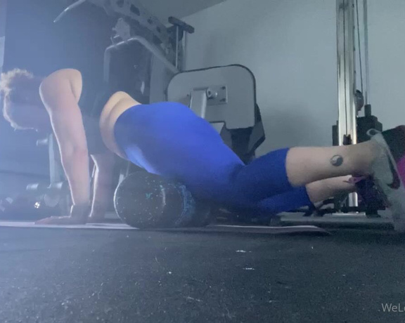 Sara Jay aka Sarajay OnlyFans - Join me in the gym First thing’s first foam roller! Stretching is important 1
