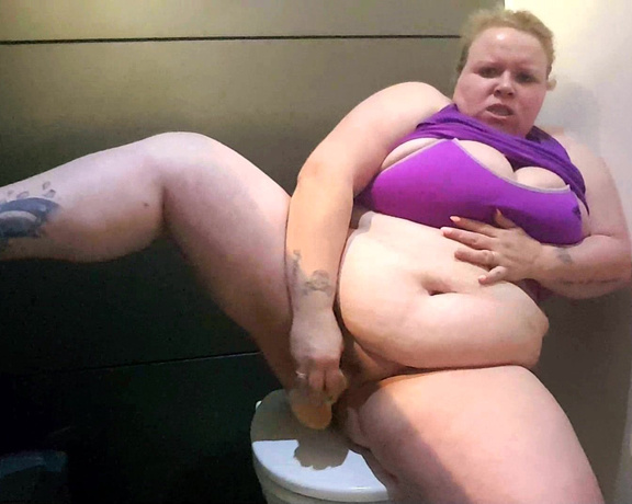 BustyBBWSteph - BBW Public Toilet Toying, BBW, Dildo Fucking, Dildo Sucking, Toys, Workout/Gym, ManyVids