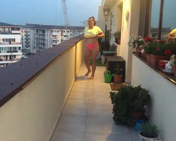 Helen_Star - playing housewife, Huge Boobs, Nudity/Naked, Outdoors, Public Nudity, Public Outdoor, ManyVids